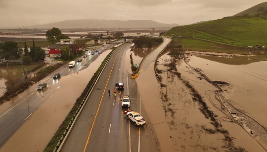 Terjangan Badai Bom Hantam California, Picu Banjir dan Tewaskan 12 Orang