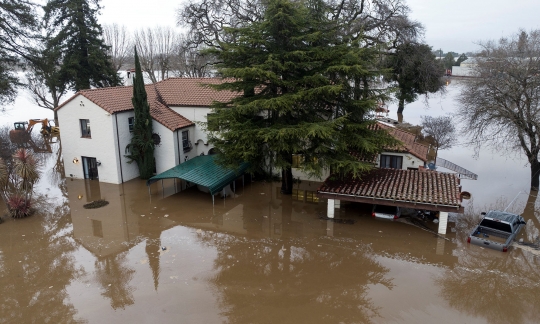 Terjangan Badai Bom Hantam California, Picu Banjir dan Tewaskan 12 Orang