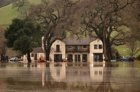 Terjangan Badai Bom Hantam California, Picu Banjir dan Tewaskan 12 Orang