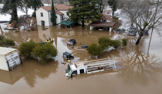 Terjangan Badai Bom Hantam California, Picu Banjir dan Tewaskan 12 Orang