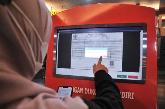 Anjungan Dukcapil Mandiri Mudahkan Masyarakat Cetak Kartu Keluarga