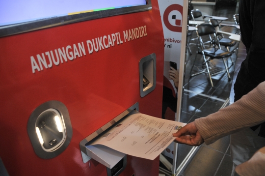 Anjungan Dukcapil Mandiri Mudahkan Masyarakat Cetak Kartu Keluarga