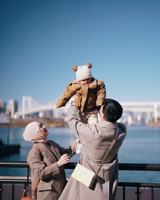 6 Potret Keluarga Dinda Hauw Liburan di Jepang, Ekspresi Lucu Baby Shaka Bikin Salfok