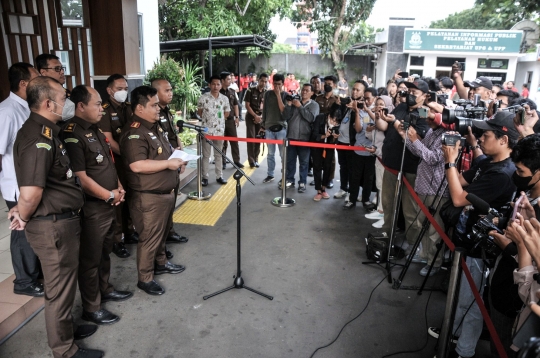 Wajah Teddy Minahasa dkk Usai Resmi Jadi Tahanan Kejari Jakarta Barat