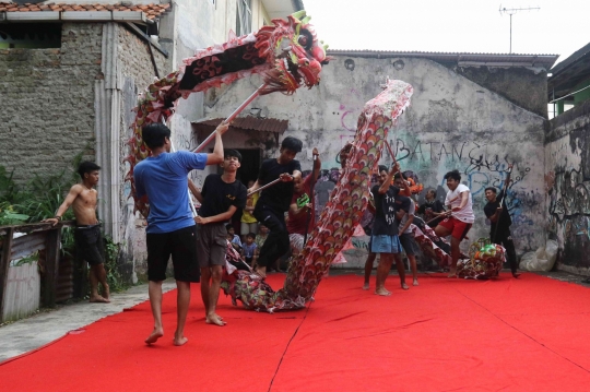 Latihan Barongsai dan Liong Jelang Imlek Jadi Tontonan Seru Anak-Anak di Bogor