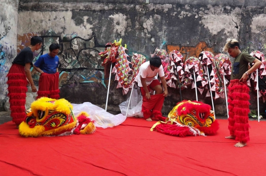 Latihan Barongsai dan Liong Jelang Imlek Jadi Tontonan Seru Anak-Anak di Bogor