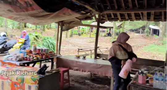 Potret Warung di Tengah Hutan, Masaknya Masih Tradisional Pakai Tungku