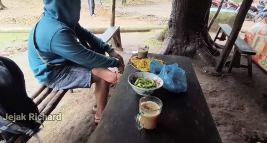 Potret Warung di Tengah Hutan, Masaknya Masih Tradisional Pakai Tungku