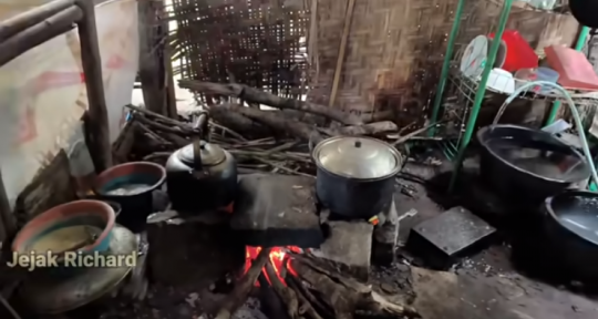 Potret Warung di Tengah Hutan, Masaknya Masih Tradisional Pakai Tungku