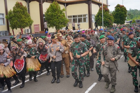 Potret Gahar Prajurit TNI Berkacamata Pose Bareng Laksamana Yudo & Jenderal Listyo