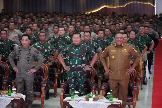 Potret Gahar Prajurit TNI Berkacamata Pose Bareng Laksamana Yudo & Jenderal Listyo