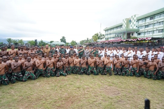 Potret Gahar Prajurit TNI Berkacamata Pose Bareng Laksamana Yudo & Jenderal Listyo