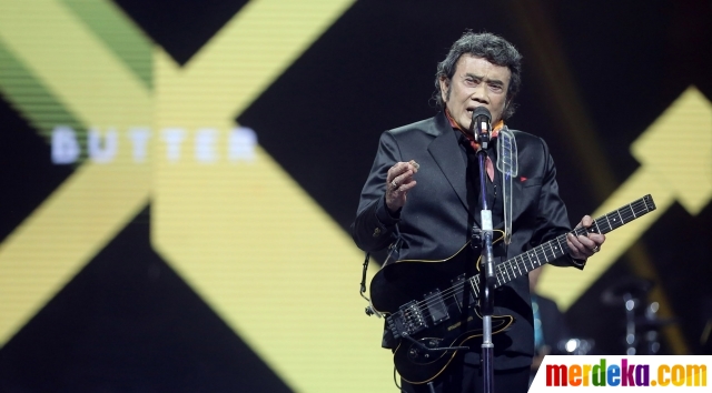 Momen ketika Rhoma Irama tampil di atas panggung Konser Raya 28 Tahun Indosiar LUA28IASA di Studio 6 EMTEK City, Jakarta, pada Rabu (11/1/2023). 