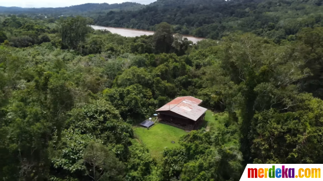 Pemuda blasteran Prancis-Indonesia ini dan keluarganya tinggal di sebuah rumah yang terletak di tengah hutan Kalimantan.