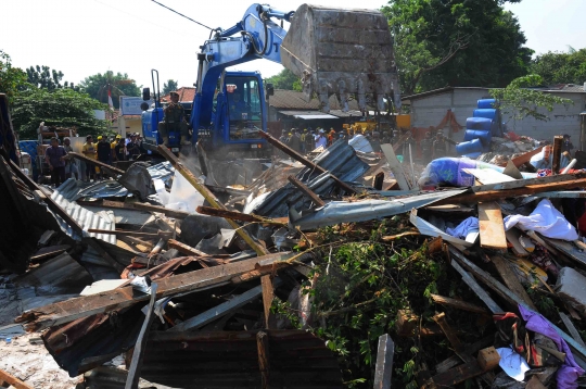 Amukan Warga Warnai Penggusuran Bangunan Terdampak Proyek Sodetan Ciliwung