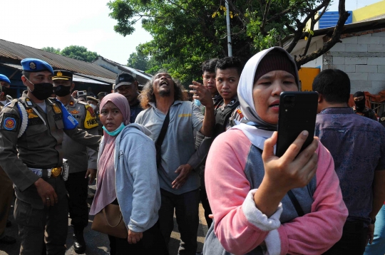 Amukan Warga Warnai Penggusuran Bangunan Terdampak Proyek Sodetan Ciliwung