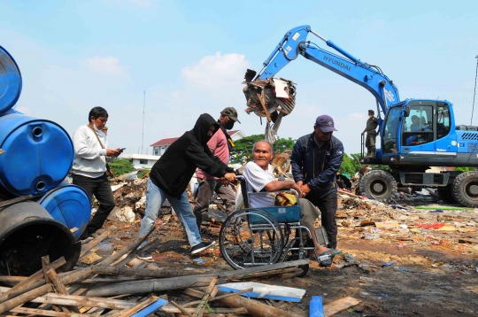 Amukan Warga Warnai Penggusuran Bangunan Terdampak Proyek Sodetan Ciliwung