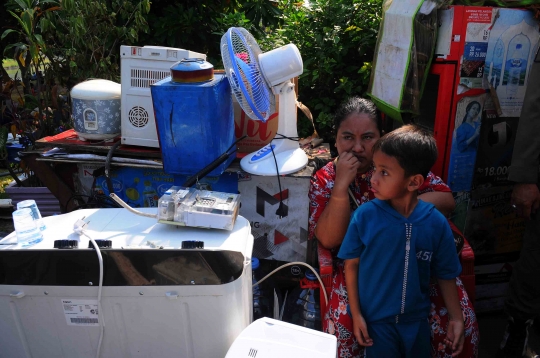 Amukan Warga Warnai Penggusuran Bangunan Terdampak Proyek Sodetan Ciliwung