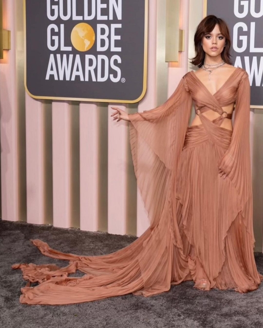Bintang Wednesday, Jenna Ortega Curi Perhatian dengan Gucci di Golden Globes 2023