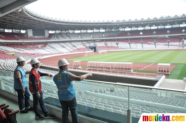 General Manager PLN Unit Induk Distribusi Jakarta Raya Doddy B.Pangaribuan (kanan) didampingi Kepala Divisi Pembangunan dan Pemeliharaan GBK David Prastyan (tengah) saat mengecek ketersediaan listrik di Stadion Utama Gelora Bung Karno, Senayan, Jakarta Pusat, Kamis (12/1/2023). 

