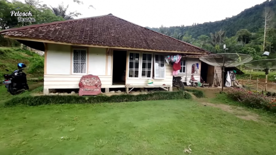Potret Rumah Panggung Sederhana, Viewnya Langsung Menghadap Curug Indah Banget