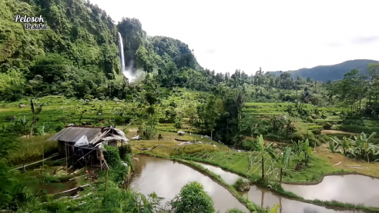 Potret Rumah Panggung Sederhana, Viewnya Langsung Menghadap Curug Indah Banget