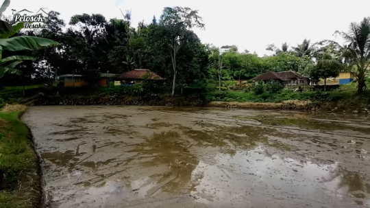 Potret Rumah Panggung Sederhana, Viewnya Langsung Menghadap Curug Indah Banget