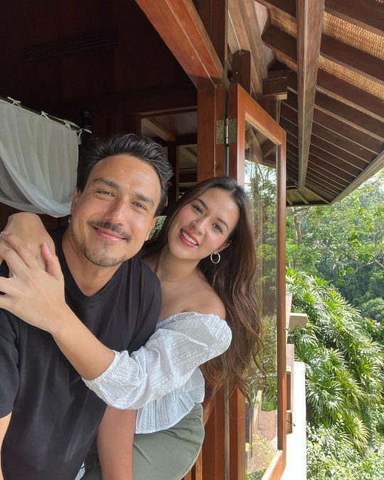 5 Tahun Usia Pernikahan, Ini Deretan Foto Raisa & Hamish Daud yang Makin Romantis
