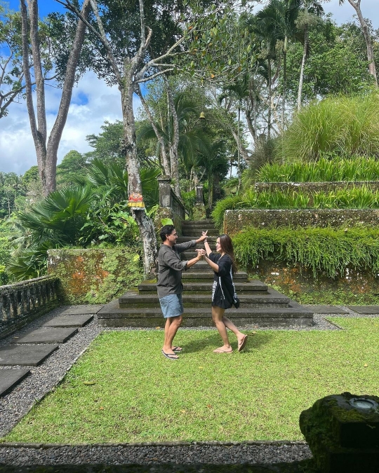 5 Tahun Usia Pernikahan, Ini Deretan Foto Raisa & Hamish Daud yang Makin Romantis