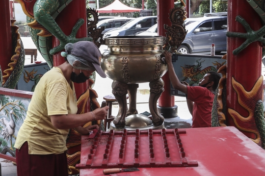 Tradisi Bersih-Bersih di Vihara Amurva Bhumi Jelang Perayaan Imlek