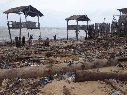 Penampakan Sampah-Sampah Plastik Penuhi Pantai Oesapa Kupang