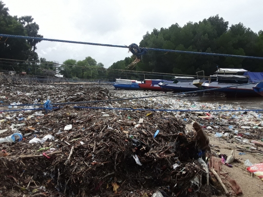 Penampakan Sampah-Sampah Plastik Penuhi Pantai Oesapa Kupang