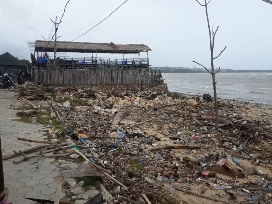 Penampakan Sampah-Sampah Plastik Penuhi Pantai Oesapa Kupang