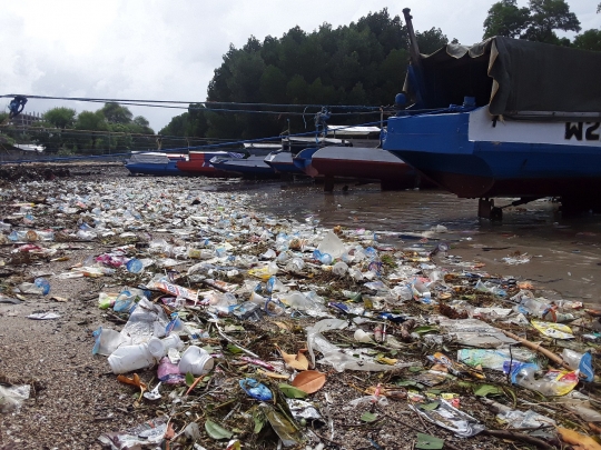 Penampakan Sampah-Sampah Plastik Penuhi Pantai Oesapa Kupang