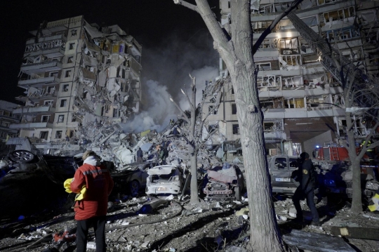 Serangan Rudal Rusia Hancurkan Blok Apartemen di Kota Dnipro