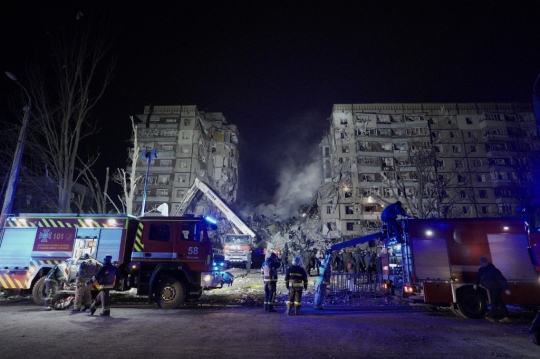 Serangan Rudal Rusia Hancurkan Blok Apartemen di Kota Dnipro