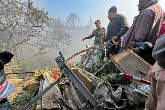 Pesawat 72 Penumpang Jatuh dan Hangus Terbakar di Nepal