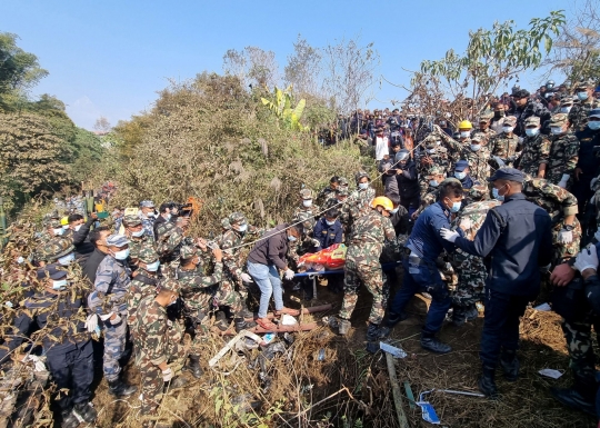 Pesawat 72 Penumpang Jatuh dan Hangus Terbakar di Nepal