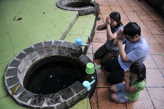 Menyucikan Diri di 7 Sumur Wihara Gayatri