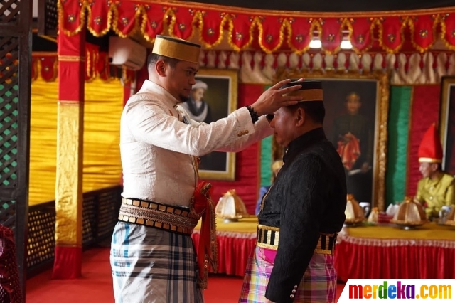 Kasad Dudung Abdurachman memperoleh gelas nama adat Gowa 'Daeng Malewa' dari Kerajaan Gowa pada Kamis (12/1). Prosesi pemberian gelar ini berlangsung di Museum Balla Lompoa, Kecamatan Somba Opu Kabupaten Gowa, Sulawesi Selatan. 