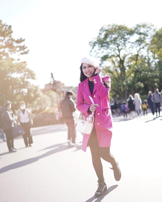 5 Potret Cantik Sandra Dewi Di Disneyland Tokyo, Penampilannya Banjir ...