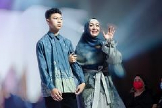Tinggi & Ganteng, Ini 5 Potret Keanu Massaid Anak Angelina Sondakh jadi Model Catwalk