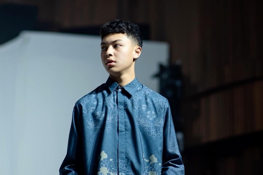 Tinggi & Ganteng, Ini 5 Potret Keanu Massaid Anak Angelina Sondakh jadi Model Catwalk