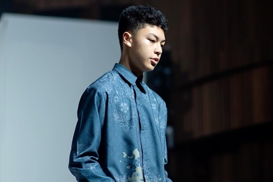 Tinggi & Ganteng, Ini 5 Potret Keanu Massaid Anak Angelina Sondakh jadi Model Catwalk