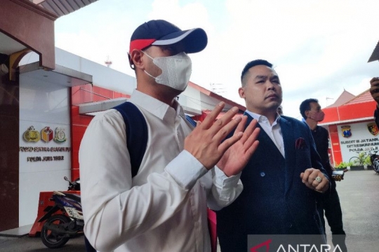 Foto Ferry Irawan dengan Tangan Terikat dan Berbaju Biru Bertulis Tahanan