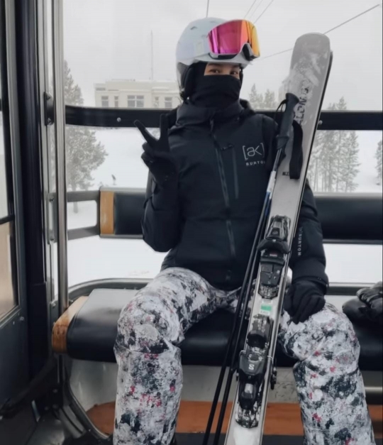 Potret Anya Geraldine Main Ski di Colorado, Pose Bareng Pacar Gantengnya Jadi Sorotan