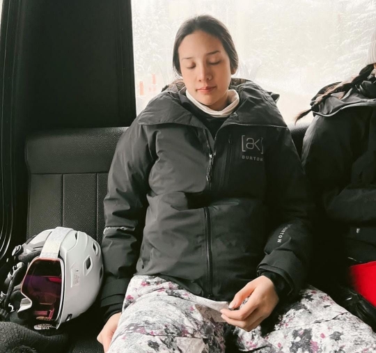 Potret Anya Geraldine Main Ski di Colorado, Pose Bareng Pacar Gantengnya Jadi Sorotan