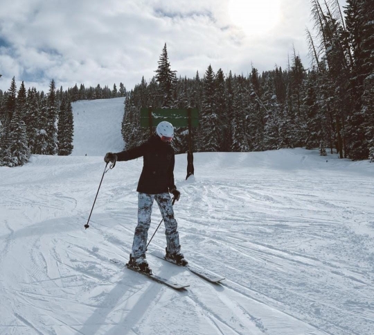 Potret Anya Geraldine Main Ski di Colorado, Pose Bareng Pacar Gantengnya Jadi Sorotan