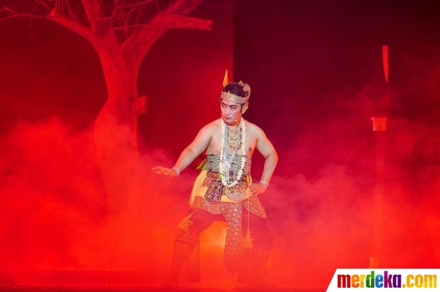 Penampilan Kapolri Listyo Sigit Prabowo di pagelaran seni wayang orang Pandawa Boyong menarik perhatian. Berperan sebagai Prabu Puntadewa, Listyo terlihat gagah dan luwes dengan kostumnya.