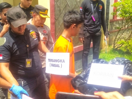 Foto-Foto Rekonstruksi Kasus Remaja Bunuh Bocah Demi Jual Organ Tubuh